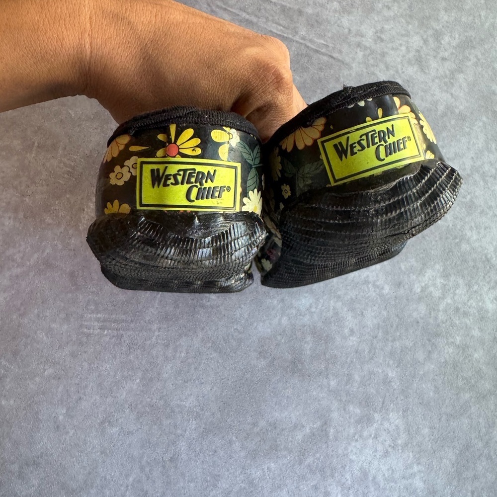 Western Chief Floral Mules - Black and Yellow - Picture 3 of 8